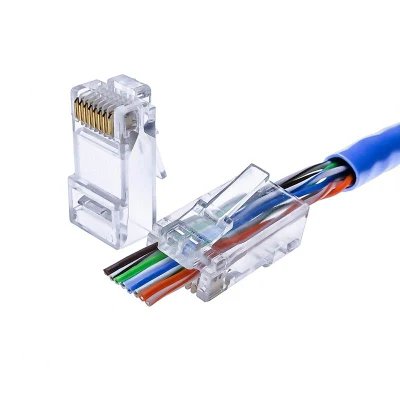 Passage d'extrémité de connecteur de RJ45 8p8c CAT6 par la prise modulaire d'Ethernet de 3 broches